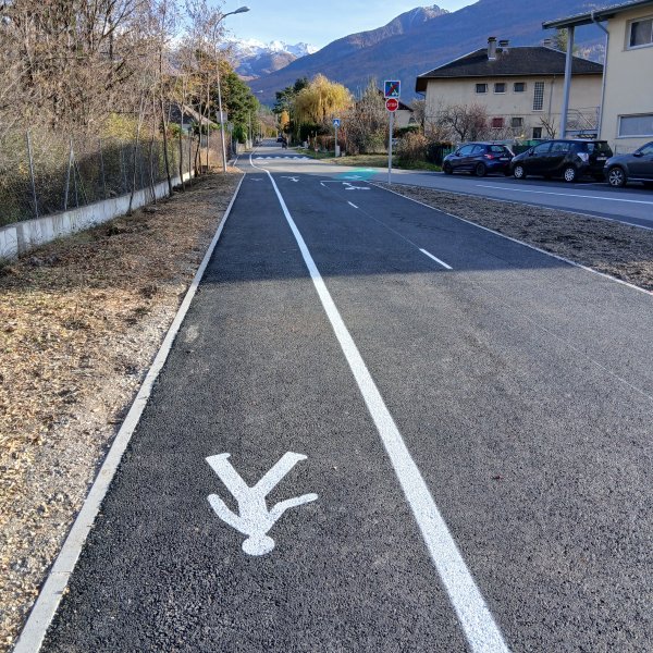 Surlargeur piétons le long de l'ancienne route de Baratier