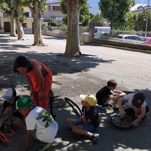 Atelier démontage vélos à l'école Embrun Pasteur